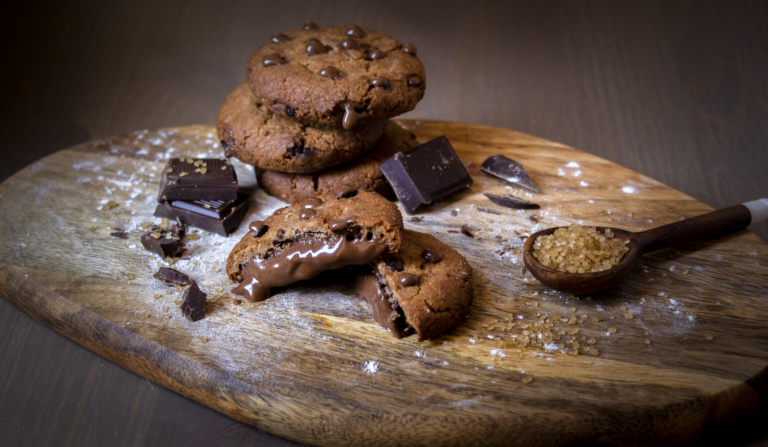 Sjokoladekjeks og sjokoladebilder på fjøl