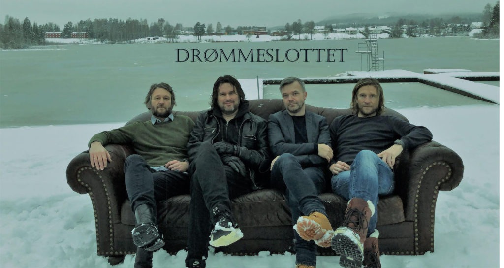 Four men from the band Drømmeslottet in Sofa in the winter