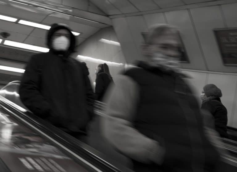 Uskarpt fotografi av mennesker i rulletrapp i bevegelse