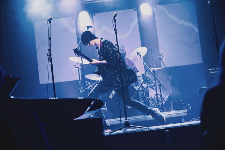 Musiker på scenen med lyd- og videoshow