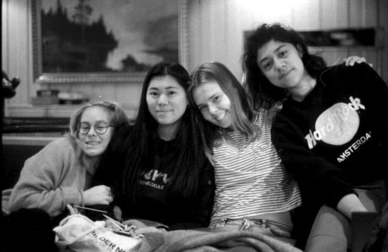 Fire jenter poserer smilende