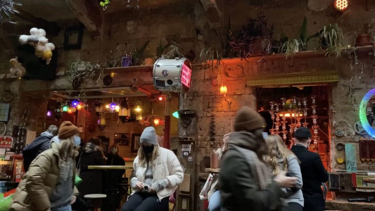 Mennesker på rustikk riuncafé i Budapest