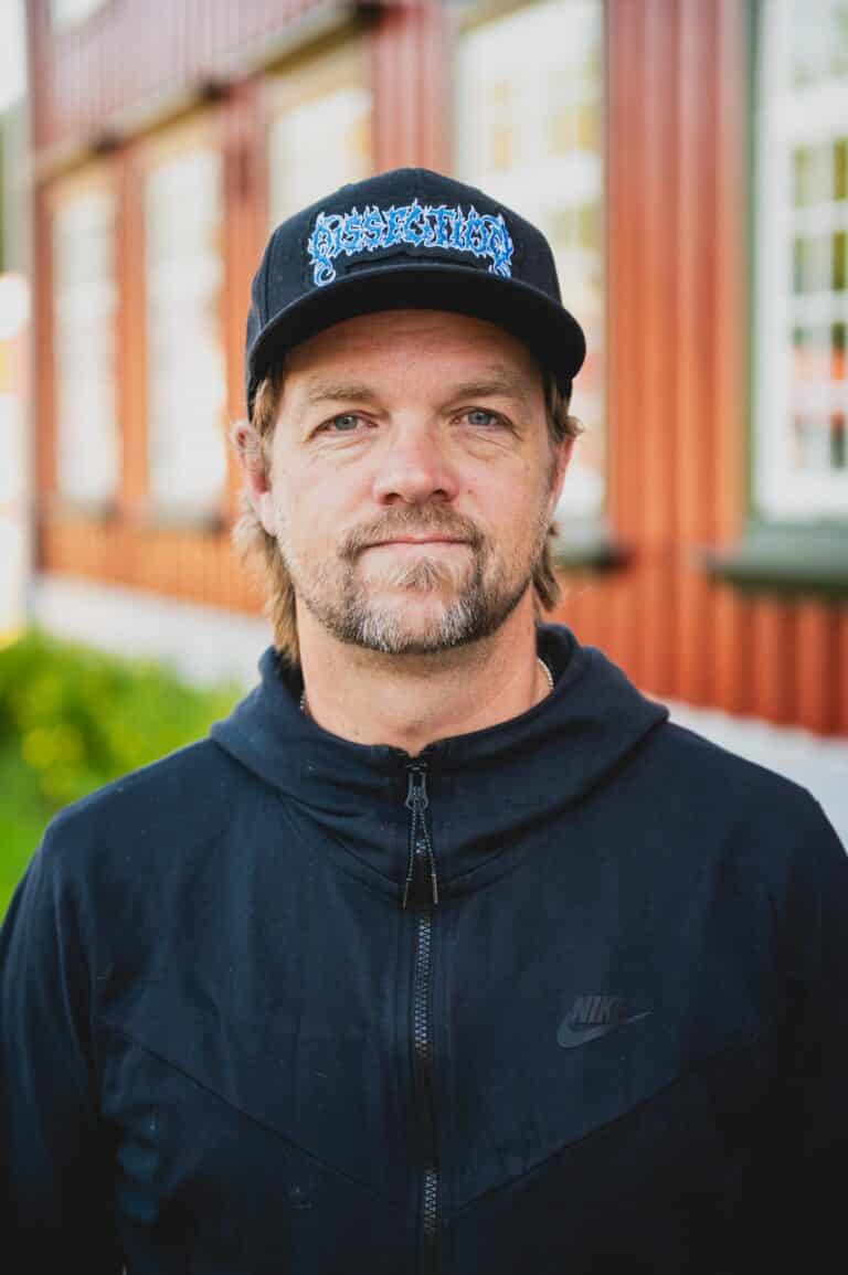 Mann med caps smiler