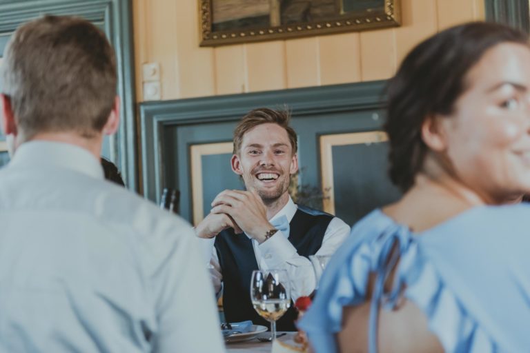Brudgom smiler i bryllup