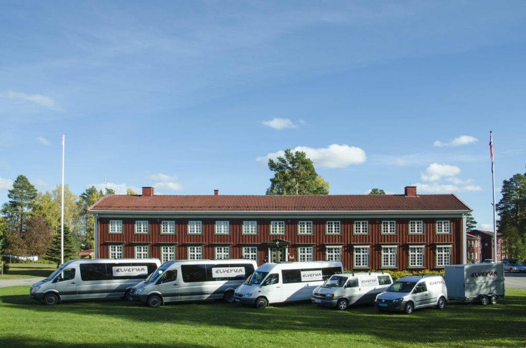 Minibusser og biler utenfor Elverum folkehøgskole